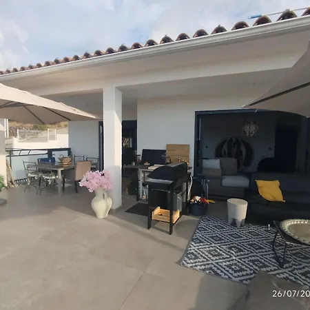 Entre Mer, Montagnes, Etangs Et Rivieres *